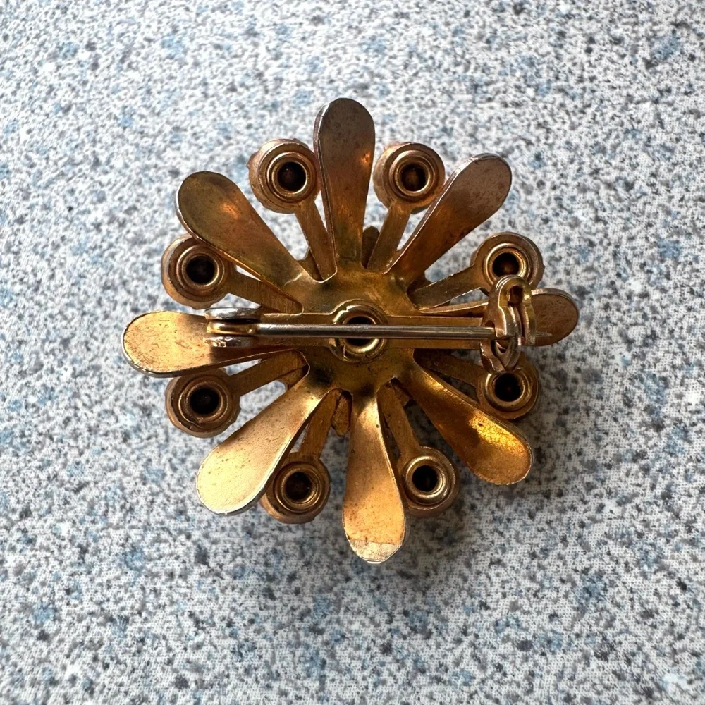 Vintage 1950s Gold enamel rhinestone Brooch flower unsigned Coro pin trifari - Picture 7 of 10